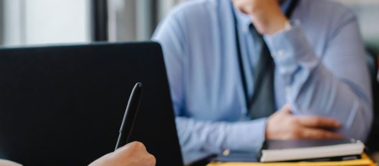 노트북-앞에-앉은남자-펜과-여자손