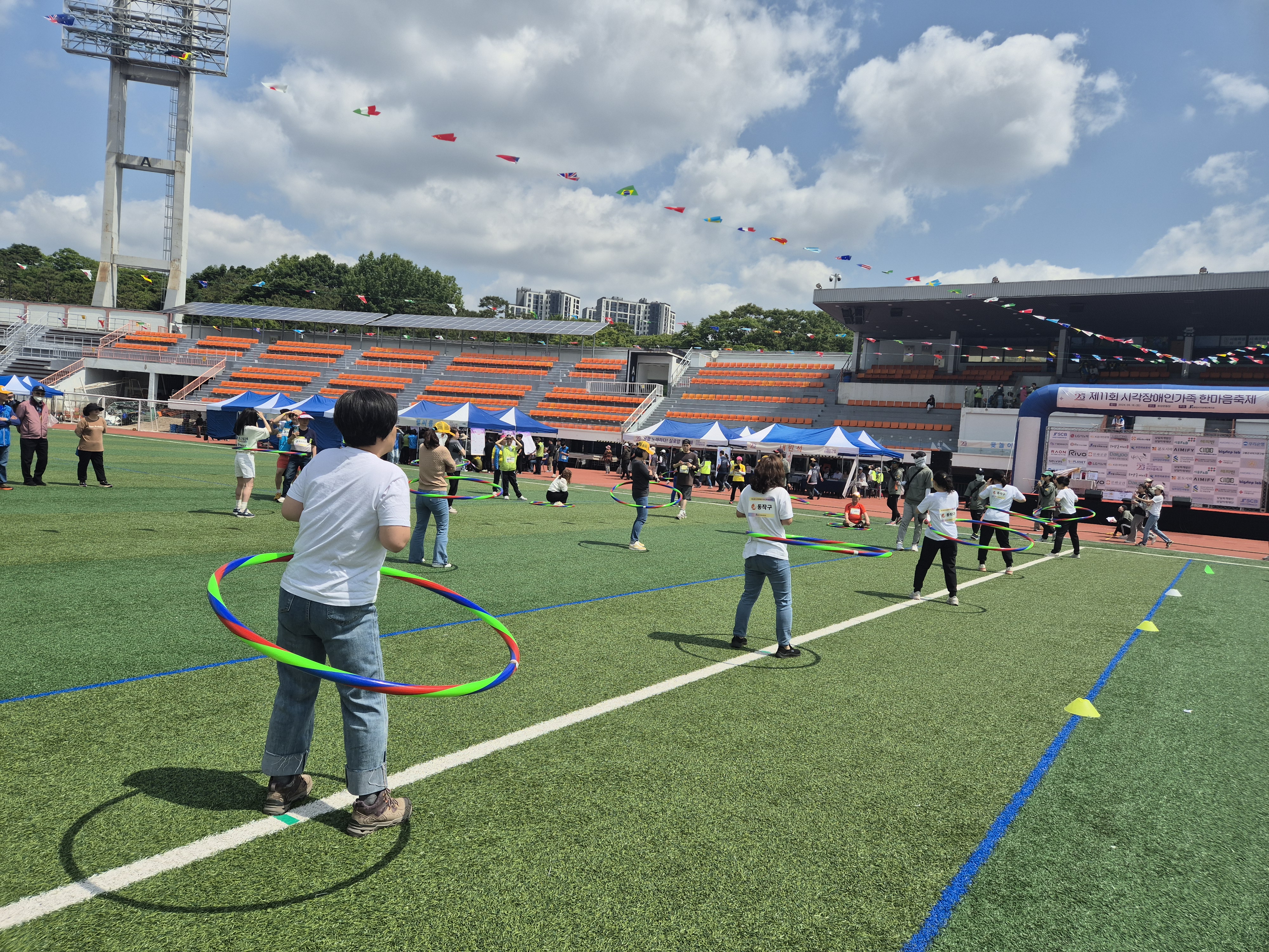 이미지설명: 훌라후프 경기에 참여중인 동작지회원의 모습