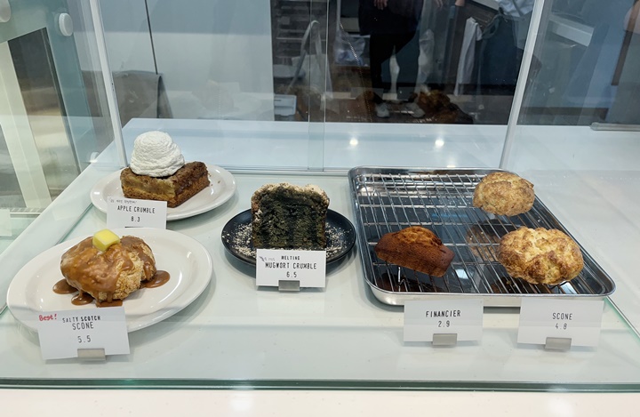 은곡마을-세곡동에-있는-한옥-갤러리카페-에이치오름-디저트-진열대의-왼쪽엔-애플크럼블-솔티스카치스콘-쑥크럼블과-오른쪽엔-휘낭시에-일반스콘이-있다