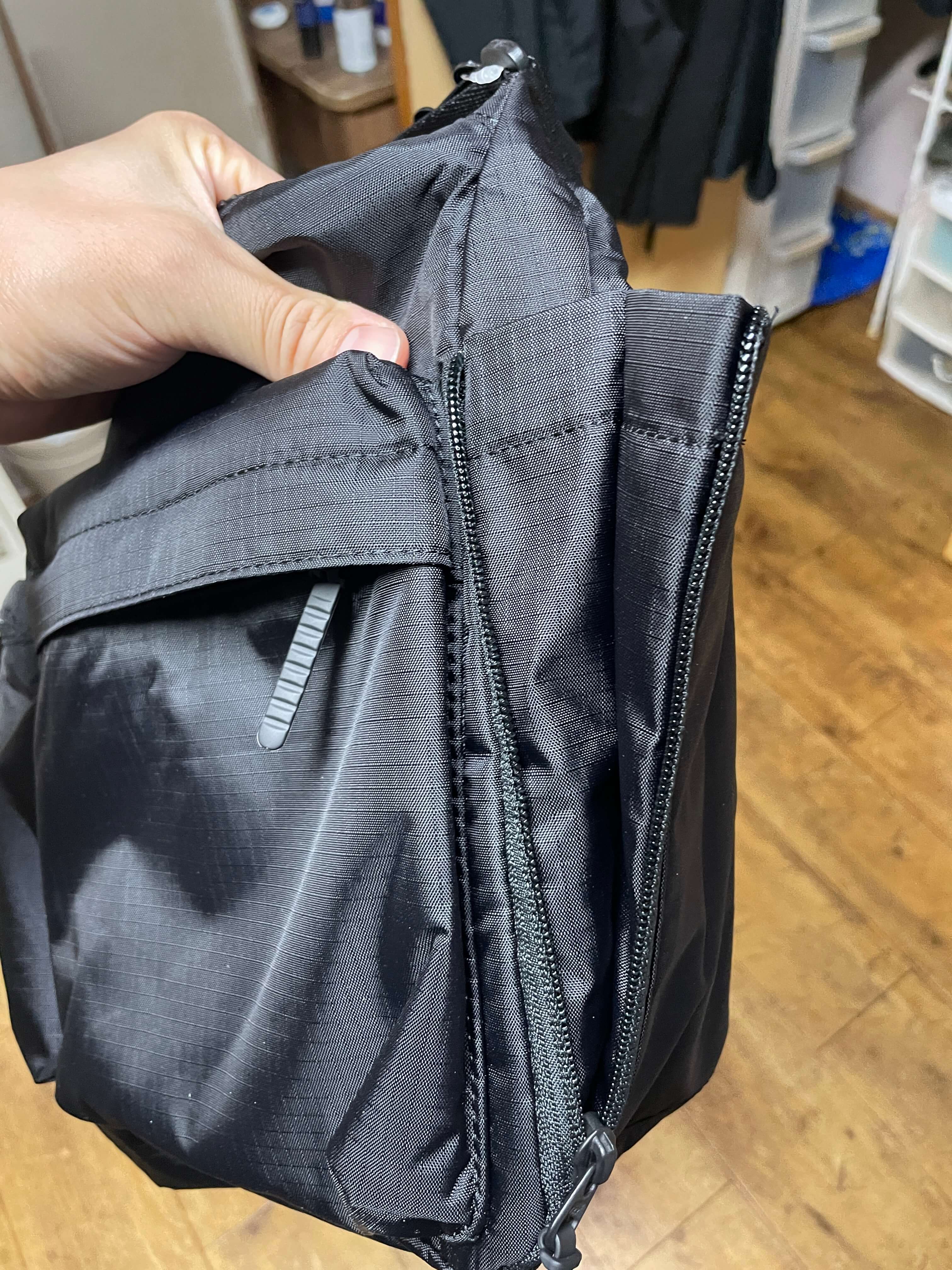 유니클로 멀티포켓 숄더백