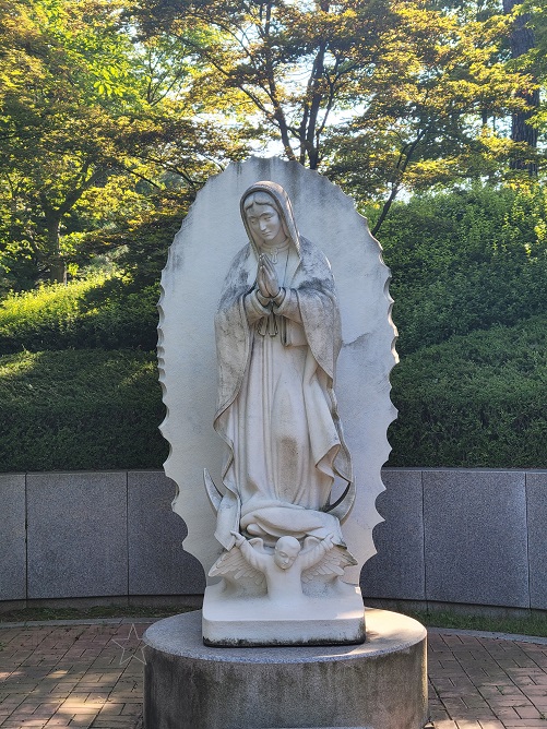 남양 성모 성지 안에 있는 과달루페 성모님 석상 사진입니다.