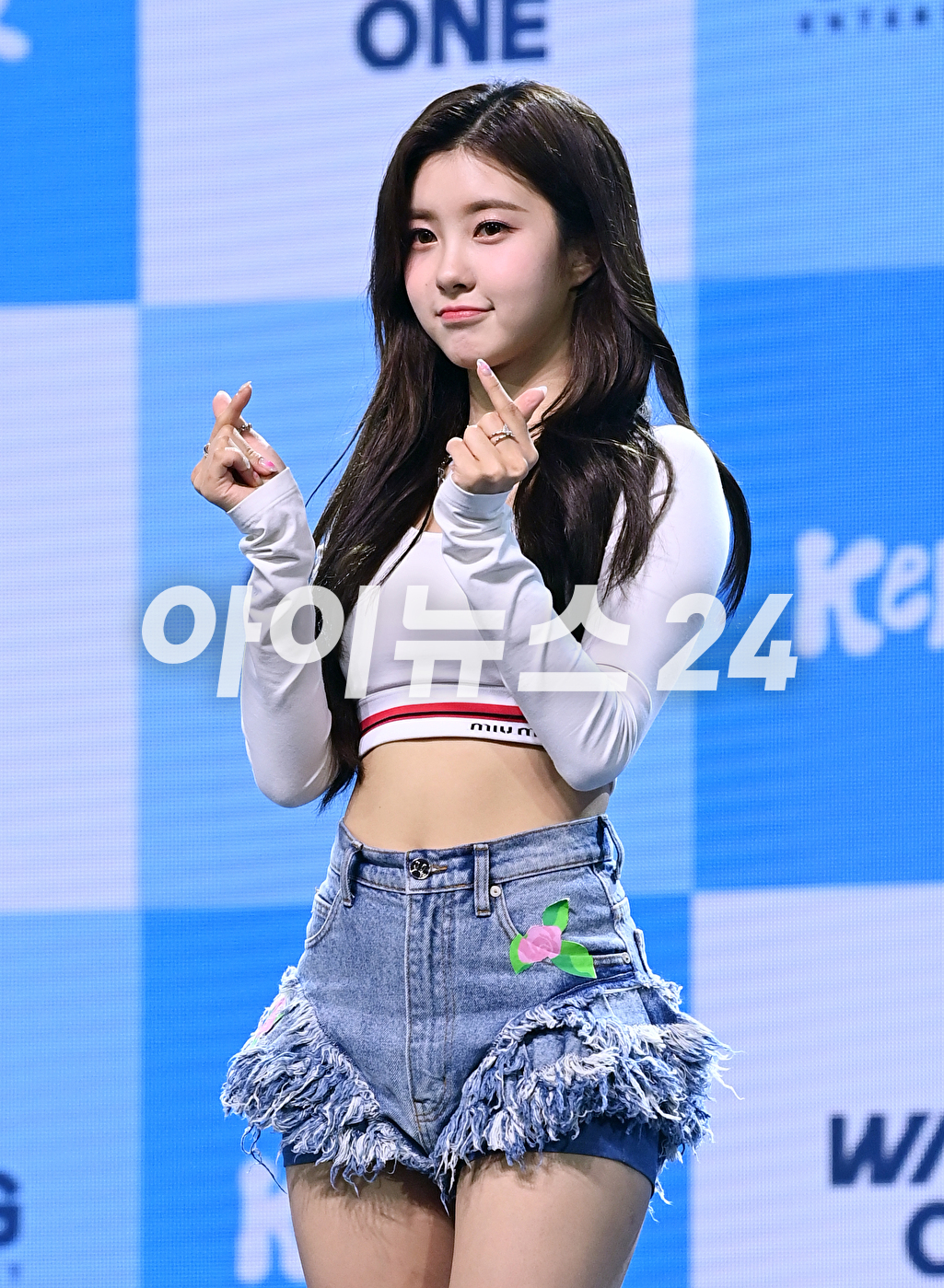 그룹 케플러 김다연이 20일 오후 서울 광진구 광장동 예스24라이브홀에서 열린 두 번째 미니앨범 &#39;DOUBLAST&#39; 발매 기념 쇼케이스에 참석해 공연을 하고 있다. [사진=김성진 기자]