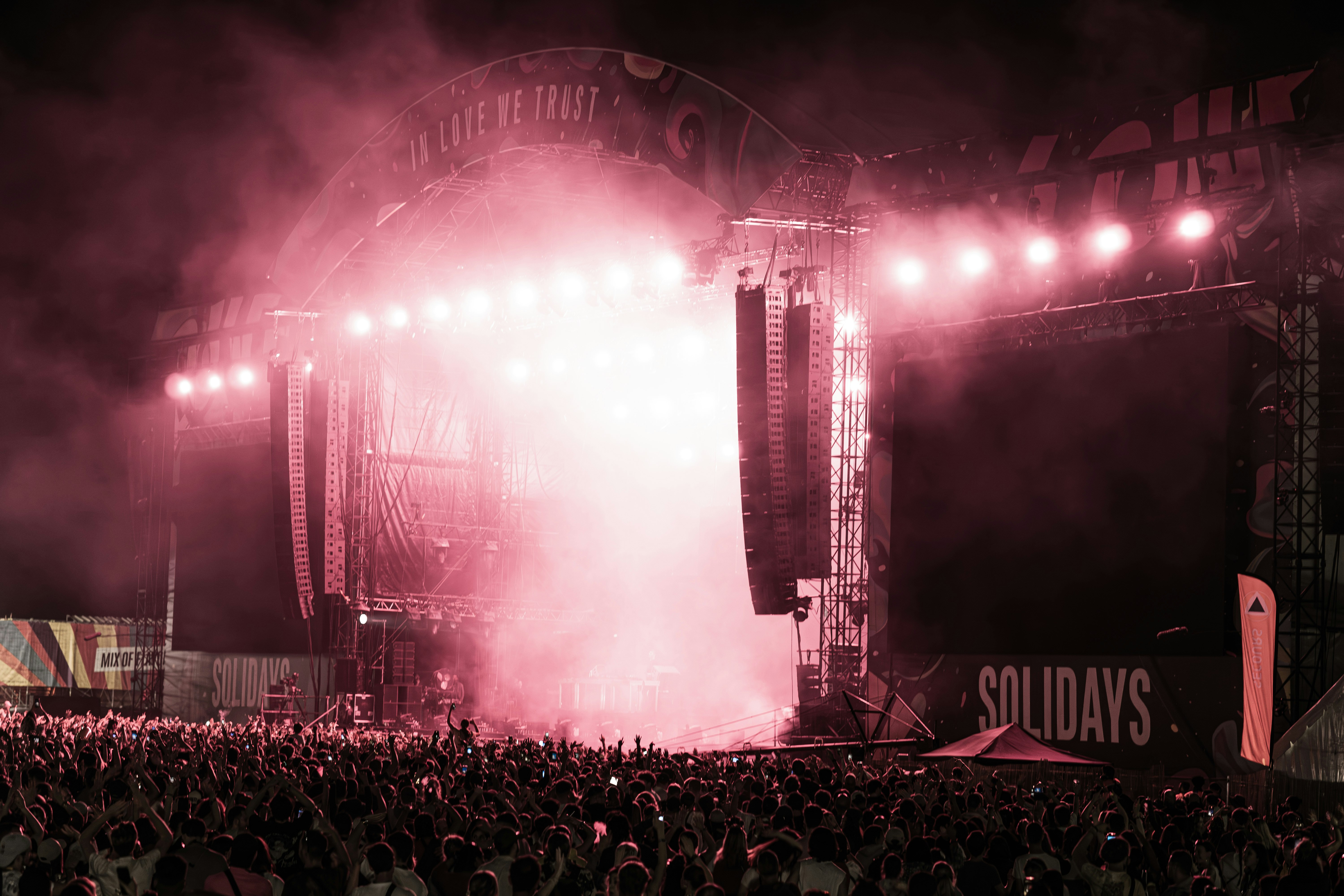 관중을 사로잡은 퀸의 공연현장