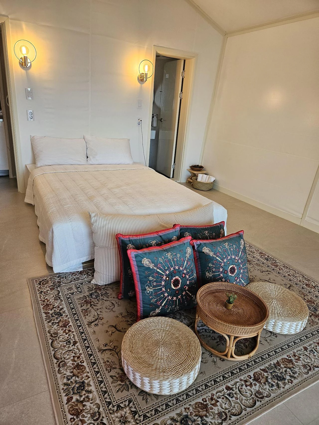 깔끔하게-정리되어-있는-침대