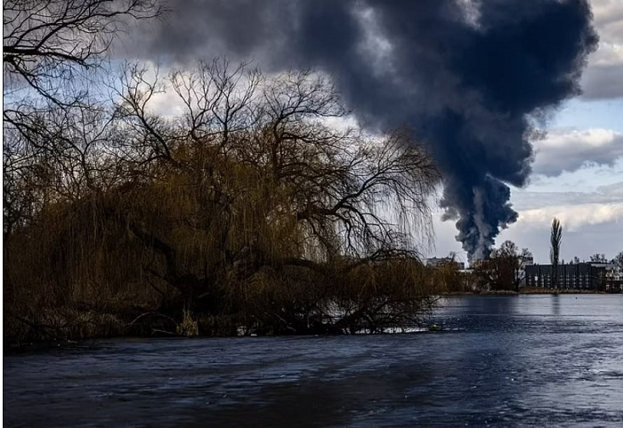 러시아군 '융단 폭격'에도 건재한 키에프 Video appears to show blast at residential building in Chernihiv