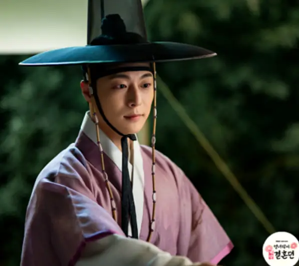 조선시대 갓과 한복을 입고 누군가에게 손을 내미는 강태하