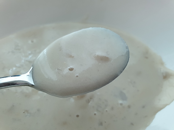 잣죽 한숟가락 뜬 모습