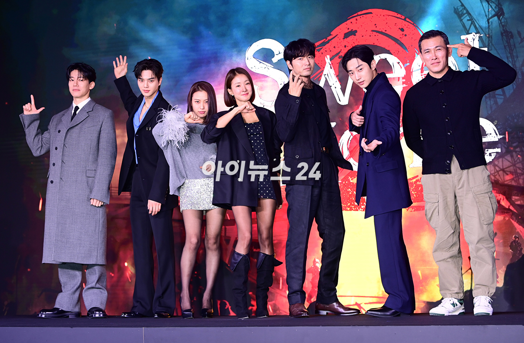 (왼쪽부터)배우 김무열-송강-고민시-이시영-이진욱-진영-유오성이 30일 오전 서울 성동구 성수동 에스팩토리에서 열린 넷플릭스 오리지널 드라마 '스위트홈' 시즌 2 제작발표회에 참석하고 있다. [사진=정소희 기자]