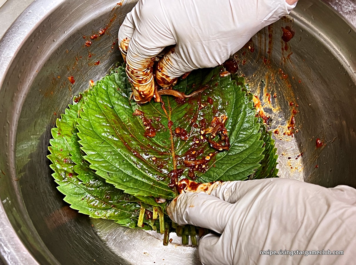 깻잎에 깻잎 김치 양념을 바르는 사진