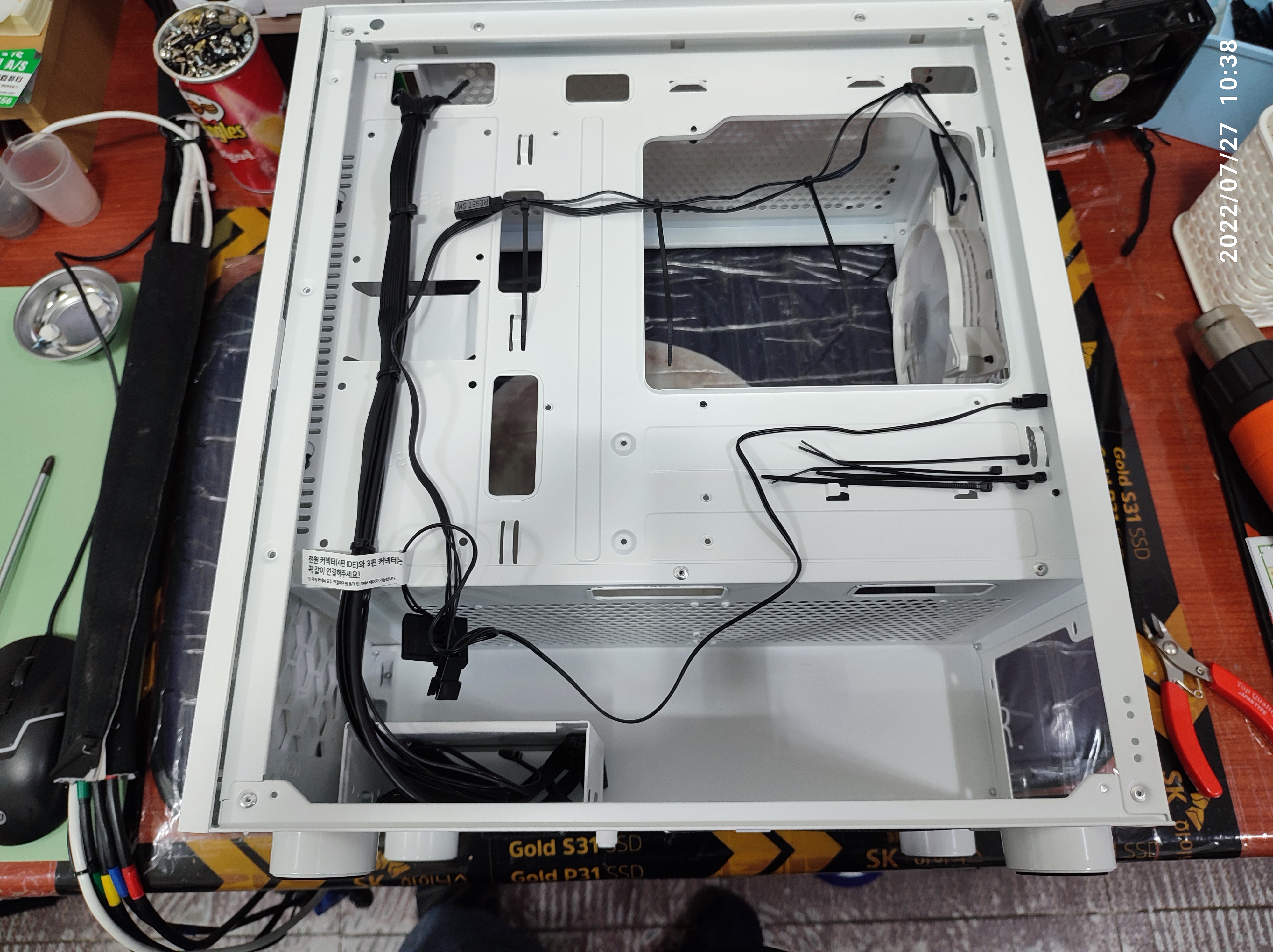 케이스 팬 전원선 정리중