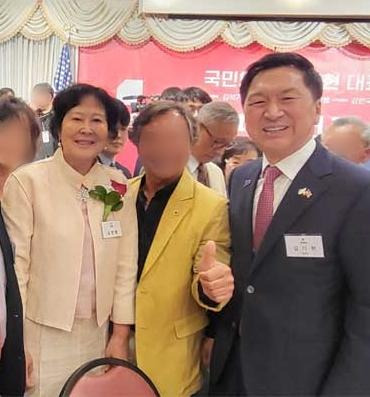 <출처 : 한미동맹USA재단 홈페이지 > 2023년 10월 미국 워싱턴에서 열린 재외동포 정책 간담회에서 애니 챈과 당시 김기현 국민의힘 대표