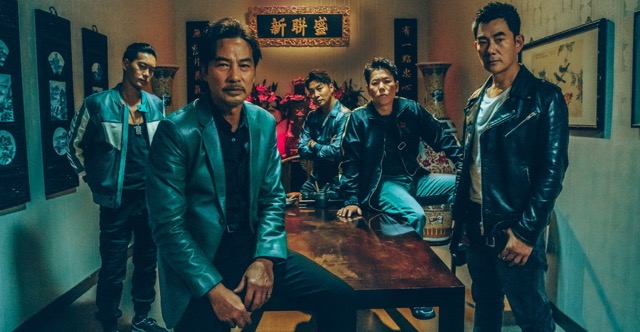 영화 《맨 온 더 엣지》에서 홍콩 범죄 조직의 핵심 인물들이 밀실에 모인 장면. 누가 적이고 누가 아군인지 알 수 없는 어둠 속의 거래는 극한의 긴장감을 자아낸다.