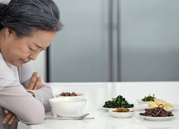 기억력감퇴로고개를숙이며고민하는할머니-알파-리놀렌산