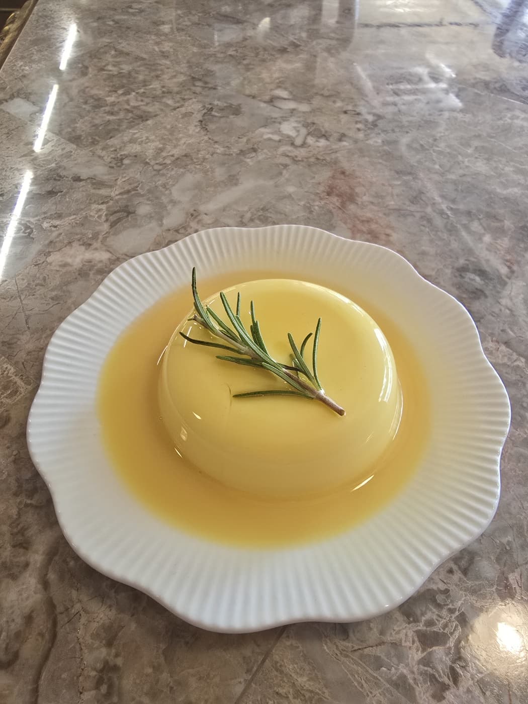 로즈마리로 마무리된 수제 푸딩