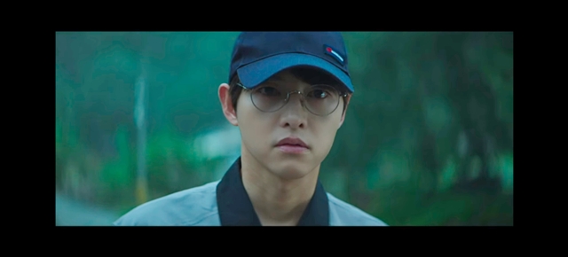 정면을 바라보고있는 송중기