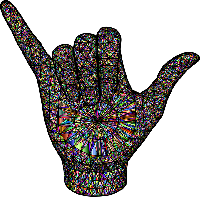 화려한 스테인드글라스 패턴의 다채로운 삼각형들로 구성된 수표현(샤카 사인) 손 모양 일러스트. 경기 중 감독과 선수 사이에 오가는 복잡한 수신호와 암호 체계, 기호학적 소통을 시각화함.