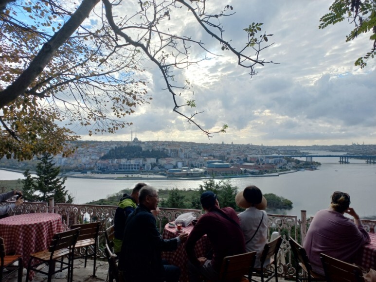 피에르로티 언덕 위의 카페에서 본 풍경