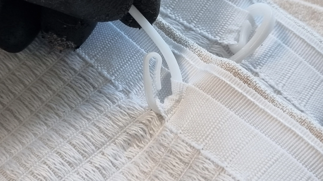 커튼 바늘 끼우는 방법