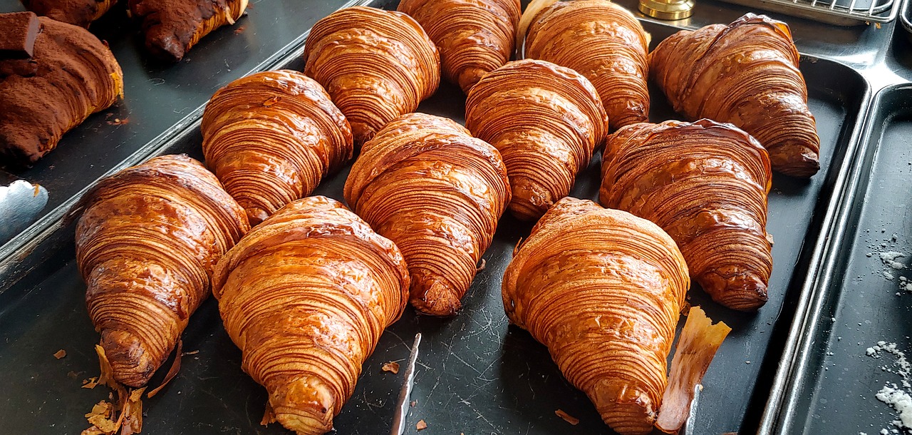 크로와상 완벽 가이드 🥐 기원, 종류, 맛있게 먹는 법 총정리!