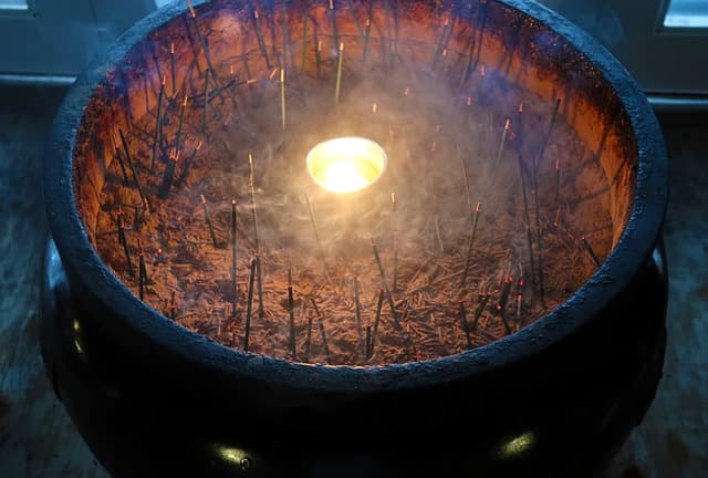 사찰의 문양과 상징: 연꽃, 만자, 용의 의미