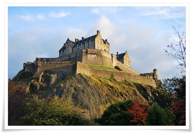 성채는 높은 절벽 위에 자리 잡고 있으며, 성채안에는 여러채의 건축물들이 주변의 풍경과 어우러져 멋진 풍경을 연출하고 있슴