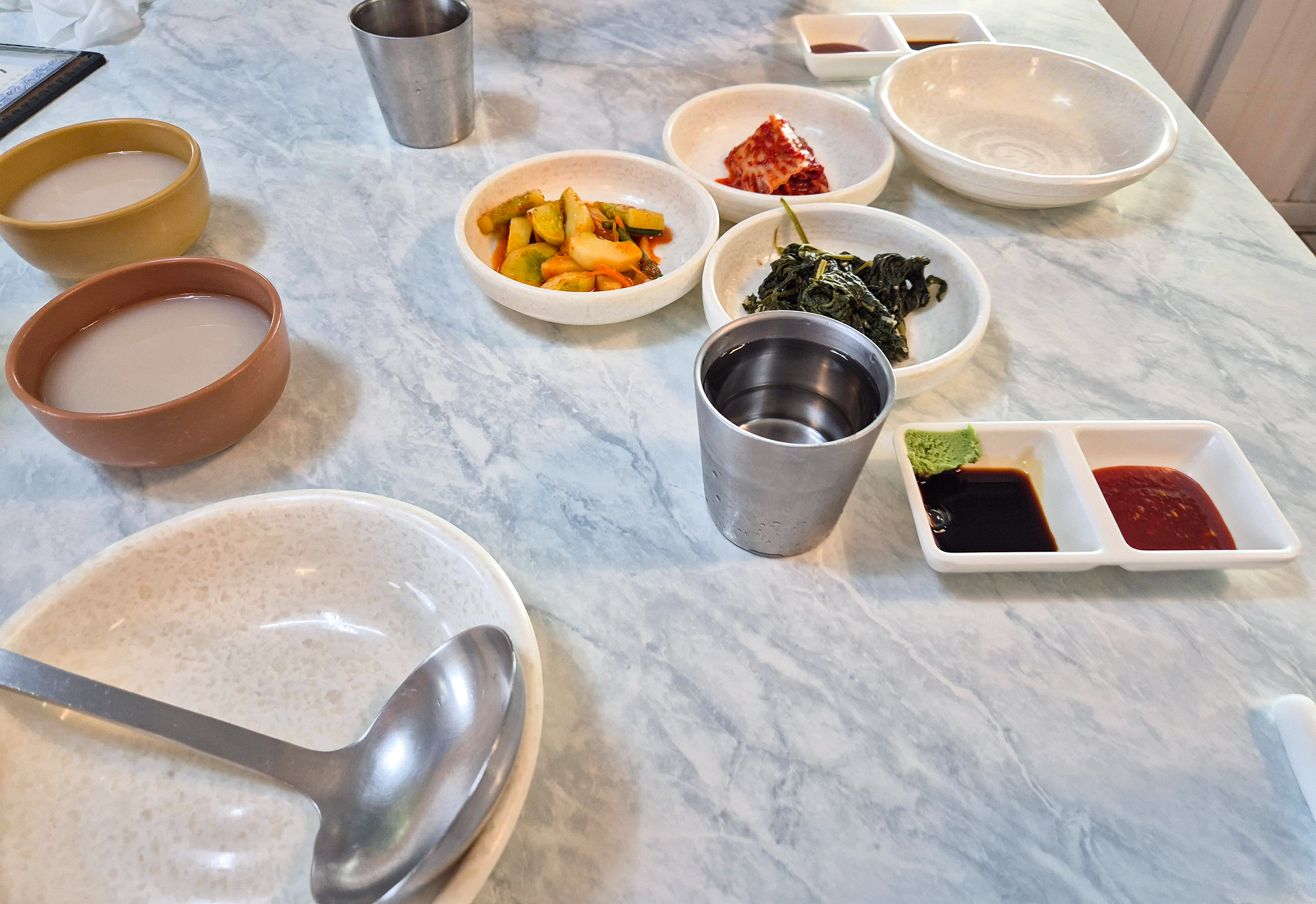 현지인 회 맛집의 기본 상차림