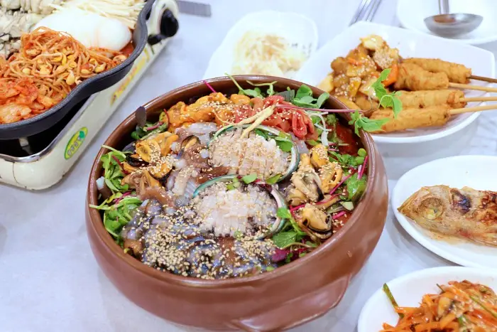 투데이 맛있는 메뉴 굴 삼합, 굴 어묵, 굴 탕수육, 석화찜, 항아리 물회 맛있는 식당 추천 통영 중앙시장 맛집