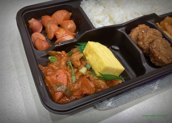 2023년 3월 이마트24 편의점 매콤 닭갈비 & 돈까스 도시락 반찬 구성 (닭갈비, 계란말이)