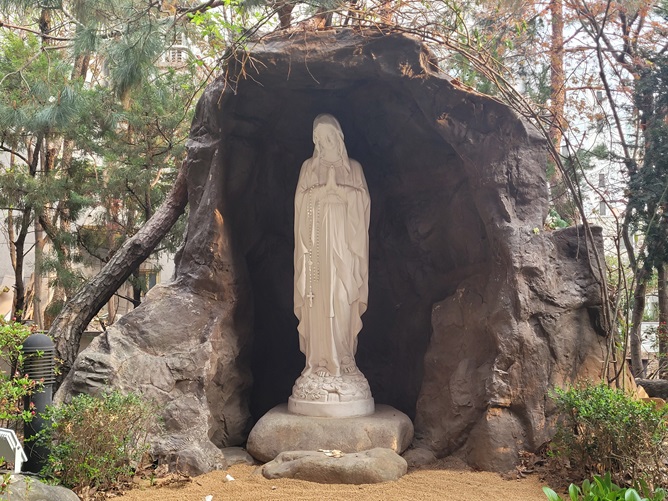 월계동성당의 주보성인 ; 로사리오의 동정 성모 마리아