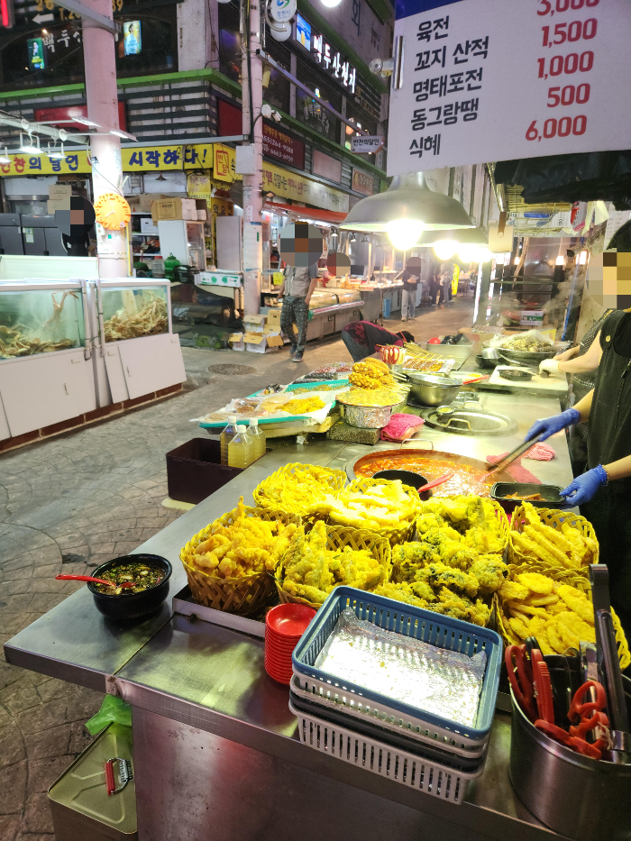 가음정떡볶이 판매 테이블 위에 올려진 여러 종류의 튀김들