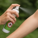 팔 에 스프레이 뿌리는 사진