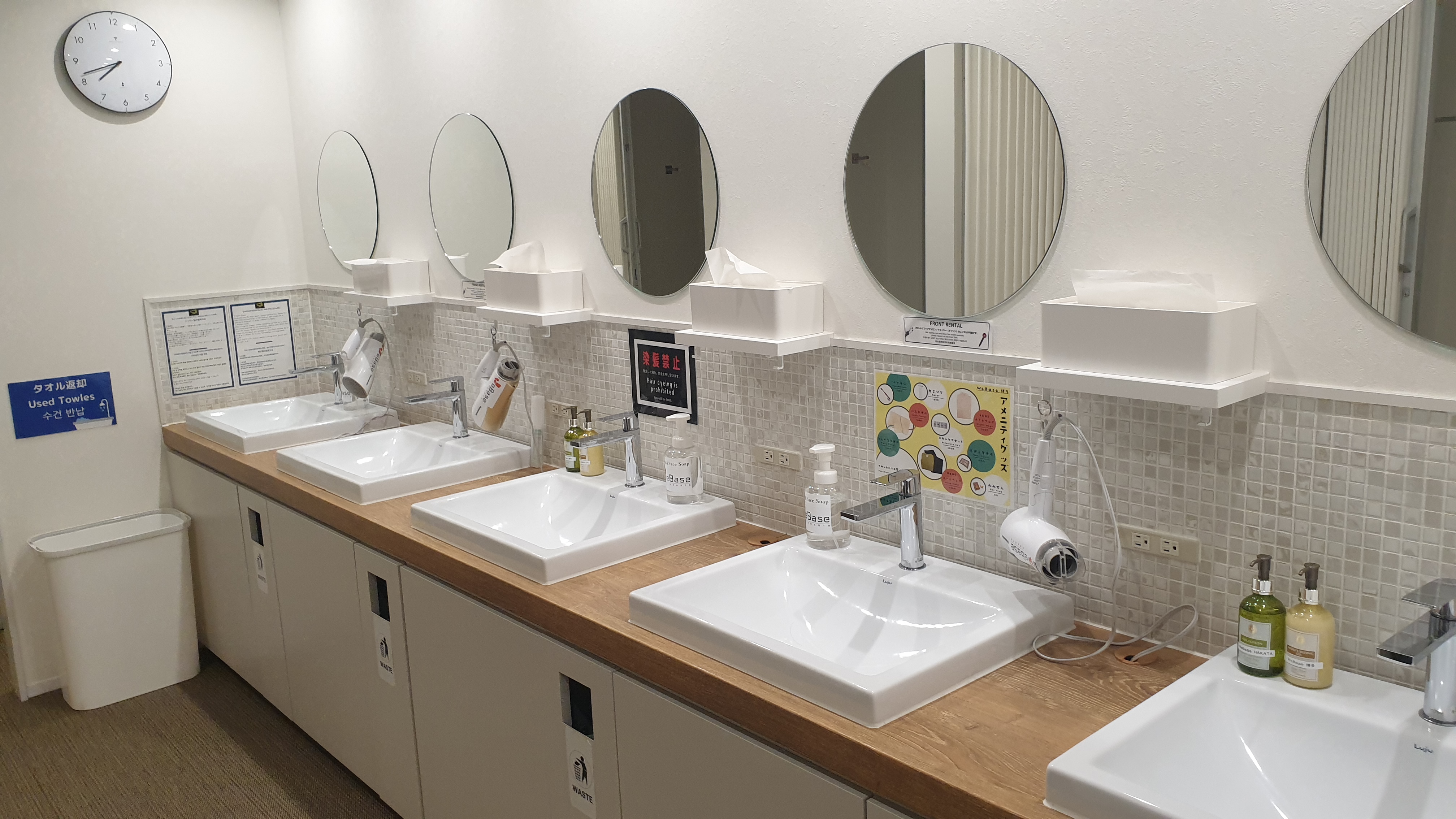 위베이스 하카타 게스트하우스 샤워 후 용모단장하는 곳