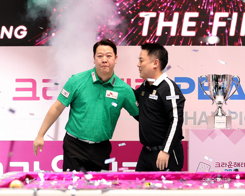 강동궁 당구선수와 조재호 당구선수(우)
