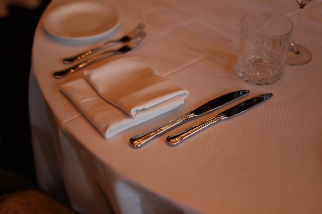 중세 연회에서 배운 식사 매너, 현대 테이블 에티켓으로 활용하기