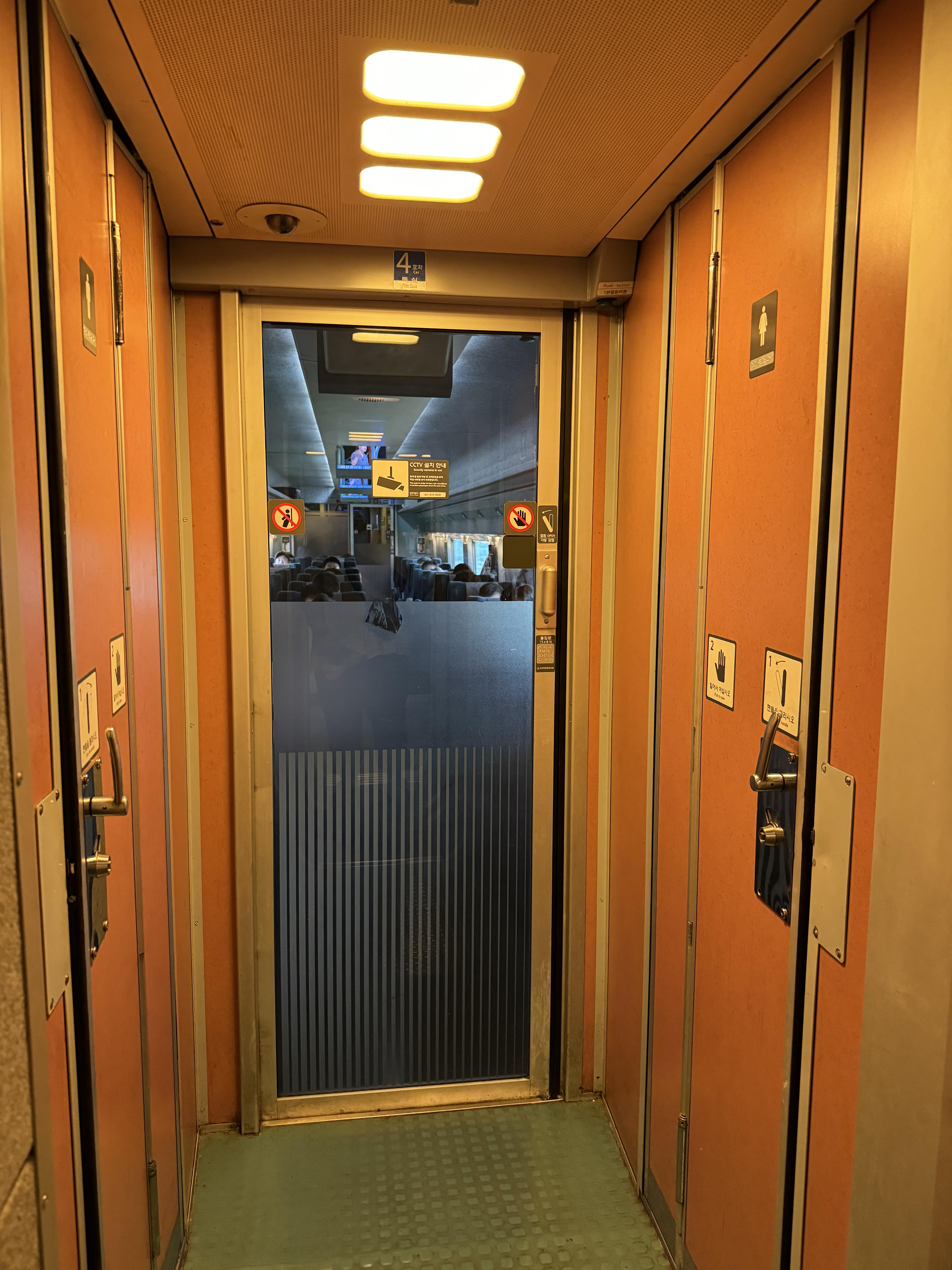 KTX-4호차-5호차사이-화장실