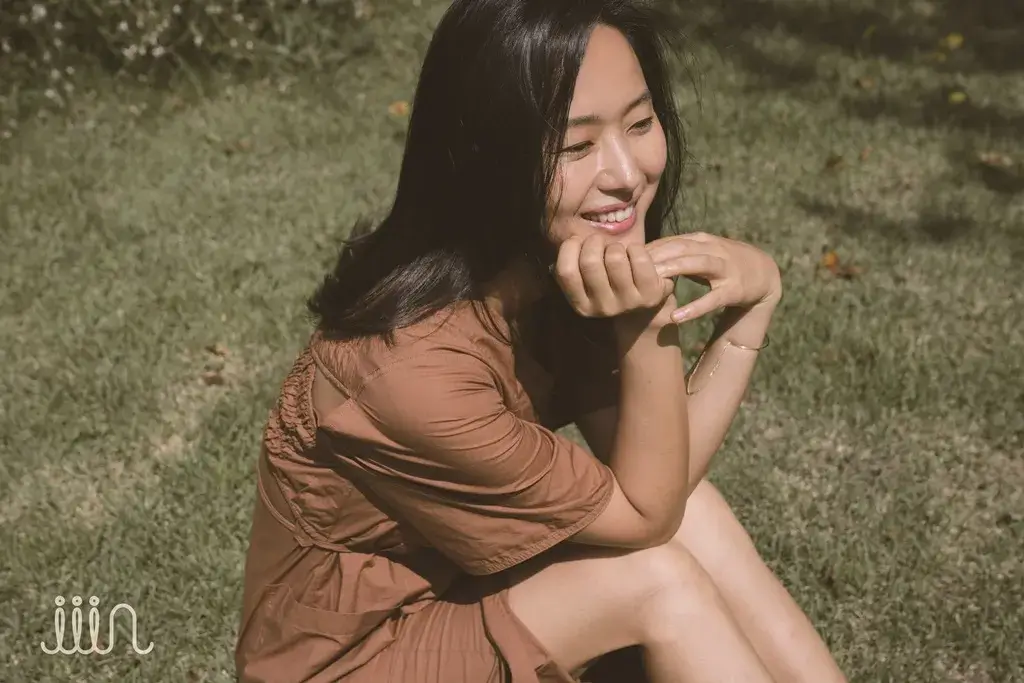 냄새를 보는 소녀의 주인공 윤진서의 대표 홍보 포스터로 염미역을 맡았습니다.
