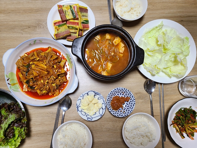 된장찌개와 함께 차려진 집밥 한상