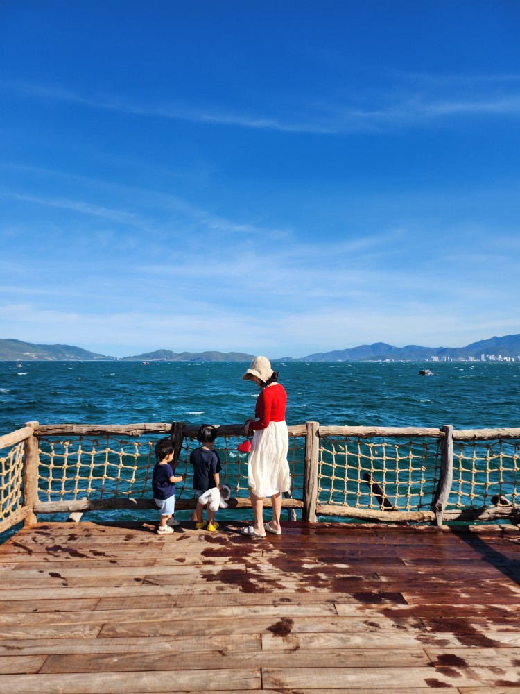 바다를 바라보는 가족