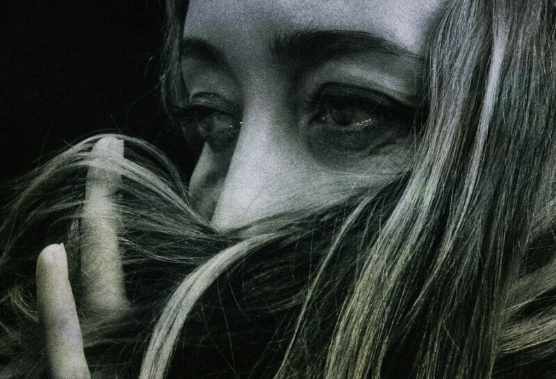 얼굴을-감싼-머리카락