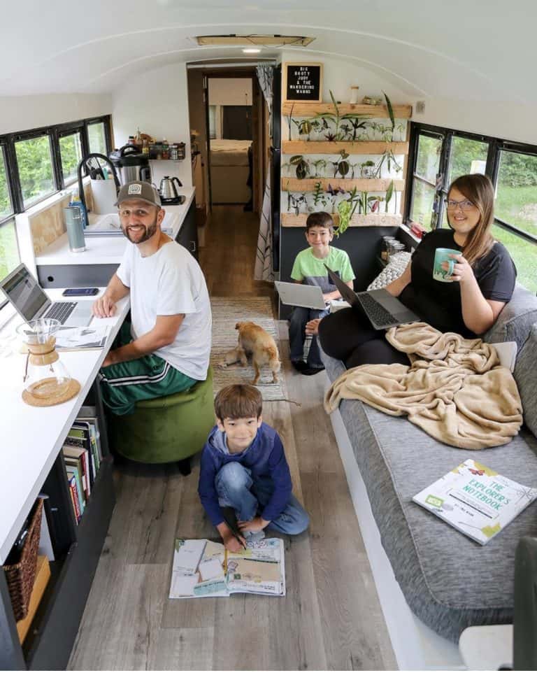 벤츠 스프린터 캠핑카, 디지털 노마드들의 완벽한 이동식 오피스