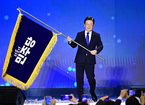 이재명 더불어민주당 대표 - 전국당원대회 - 당기를 흔드는 모습