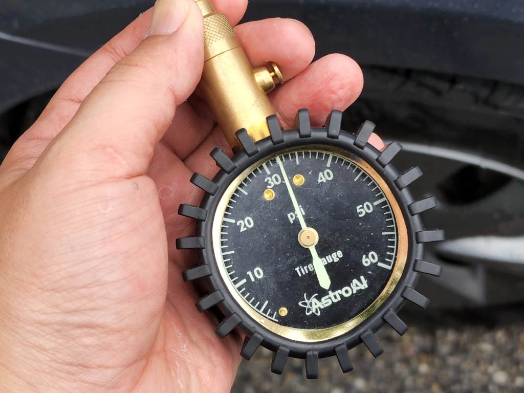 우측 뒷바퀴만 32psi