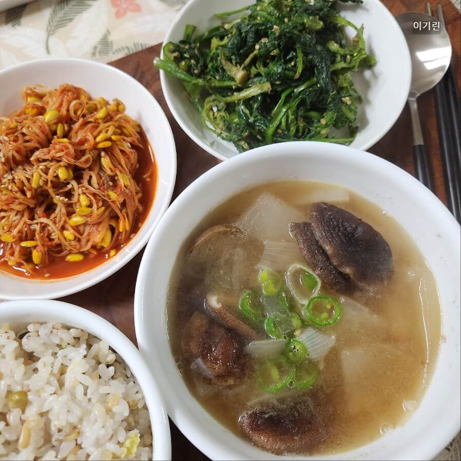 표고버섯 무 맑은 장국 깊은 맛나게 끓이는 법 요리 레시피