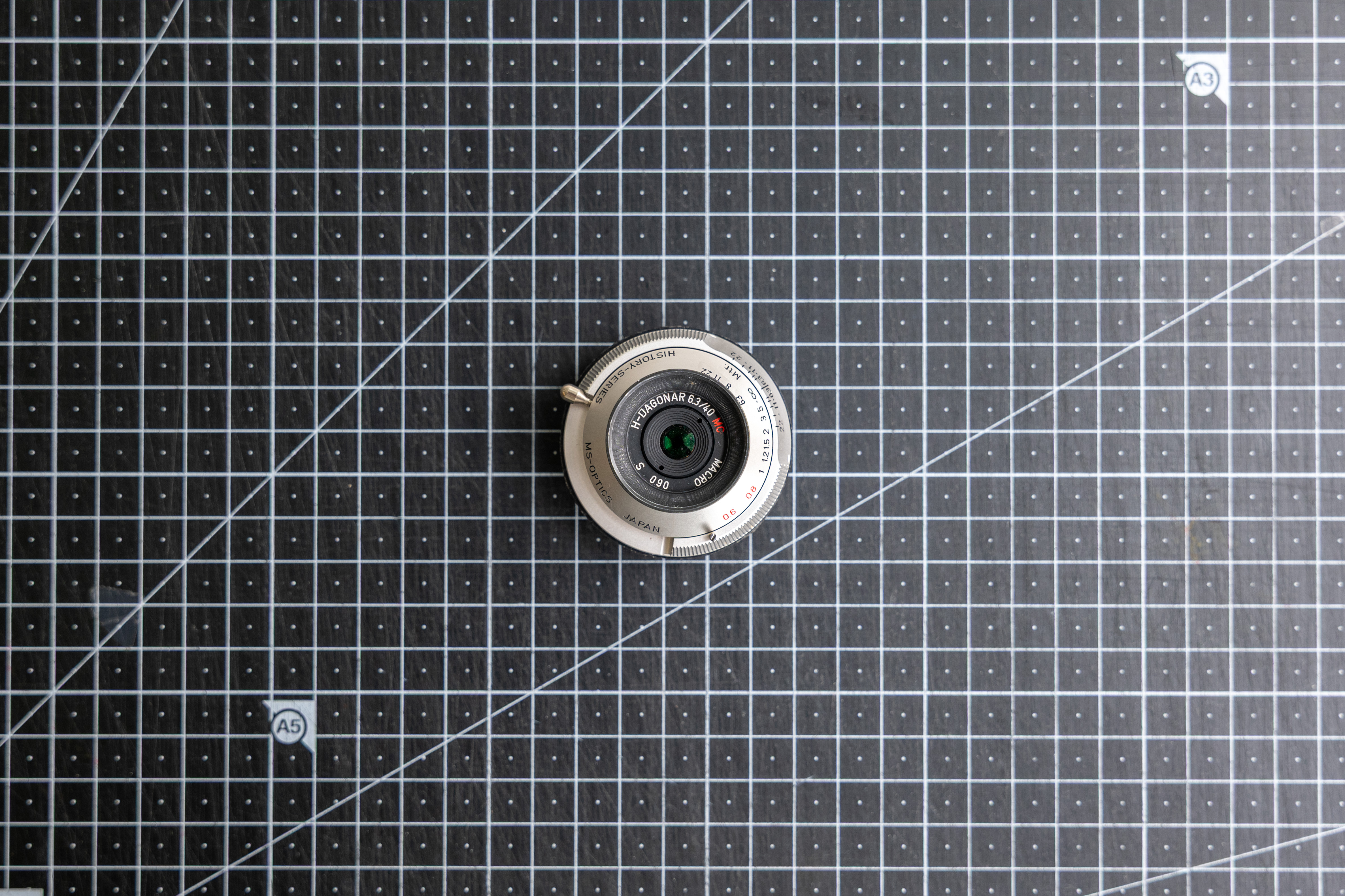 MS-OPTICS H DAGONAR 40mm F 6.3 렌즈의 탑뷰 사진