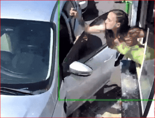 진상손님 대처법 손님이 커피 던지자 카페 주인은 망치로 응징