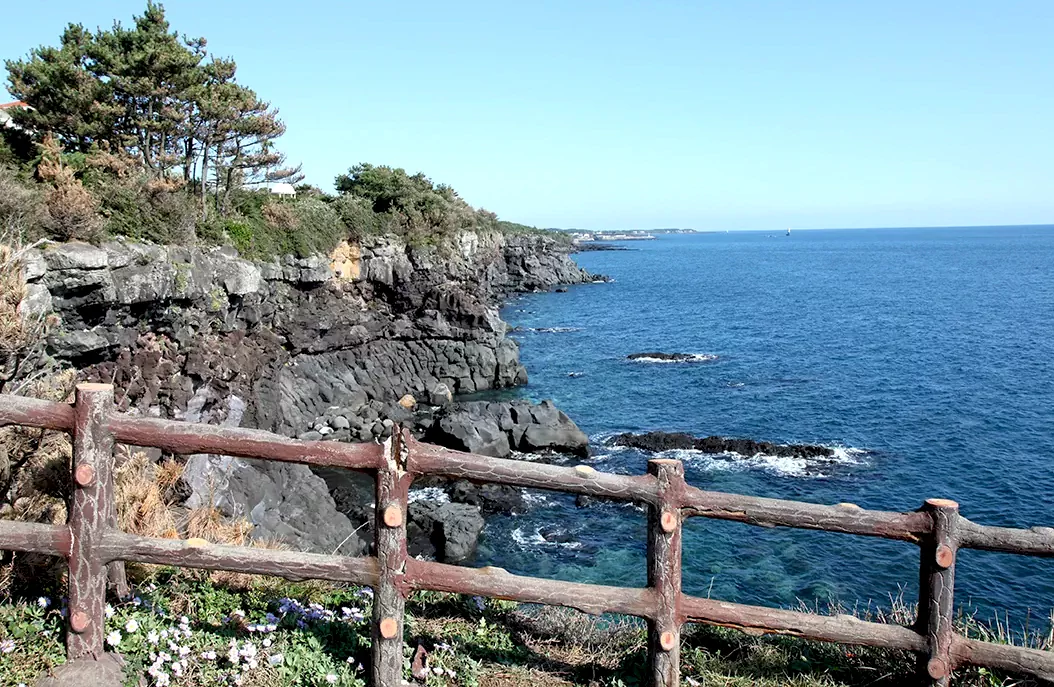 제주 올레길 5코스의 큰엉 해안경승지 산책로 입구.