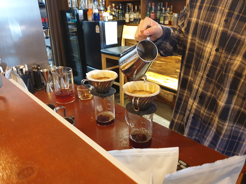 하리오 v60과 케멕스 드립포트로 추출 중인 바리스타