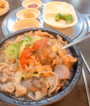 오문창순대국밥 내장과 순대가 가득