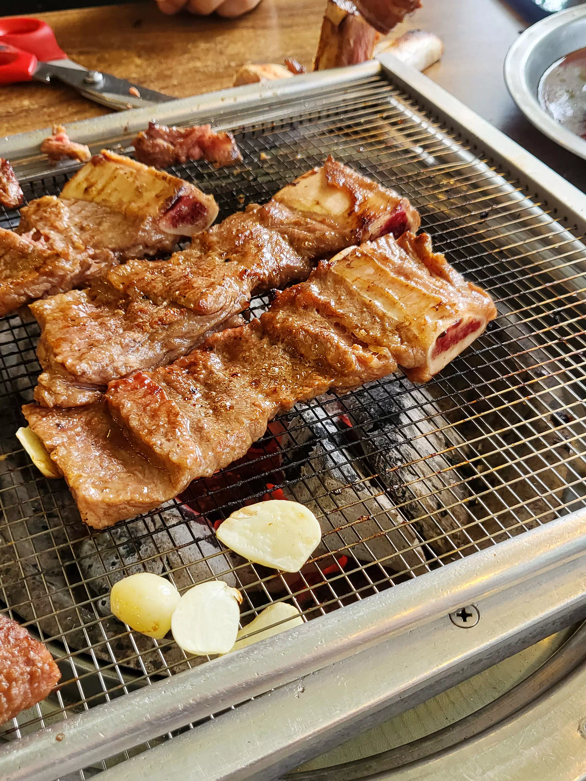노릇노릇하게 구워지는 갈비
