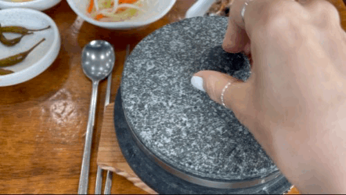제주 구좌 맛집 명진전복 - 전복돌솥밥 뚜껑 여는 영상